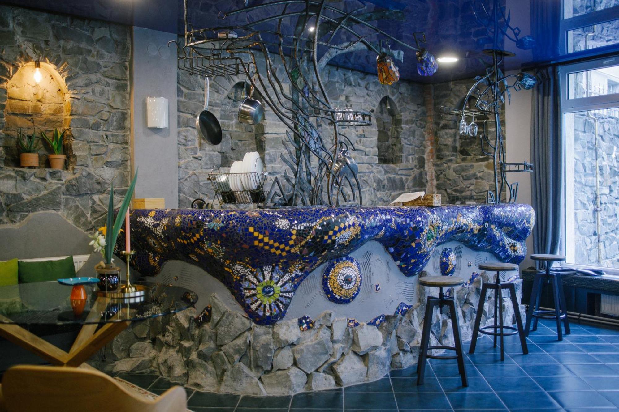 Gaudi In *